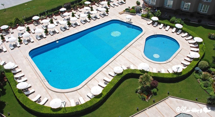 نمای کلی از استخر روباز هتل